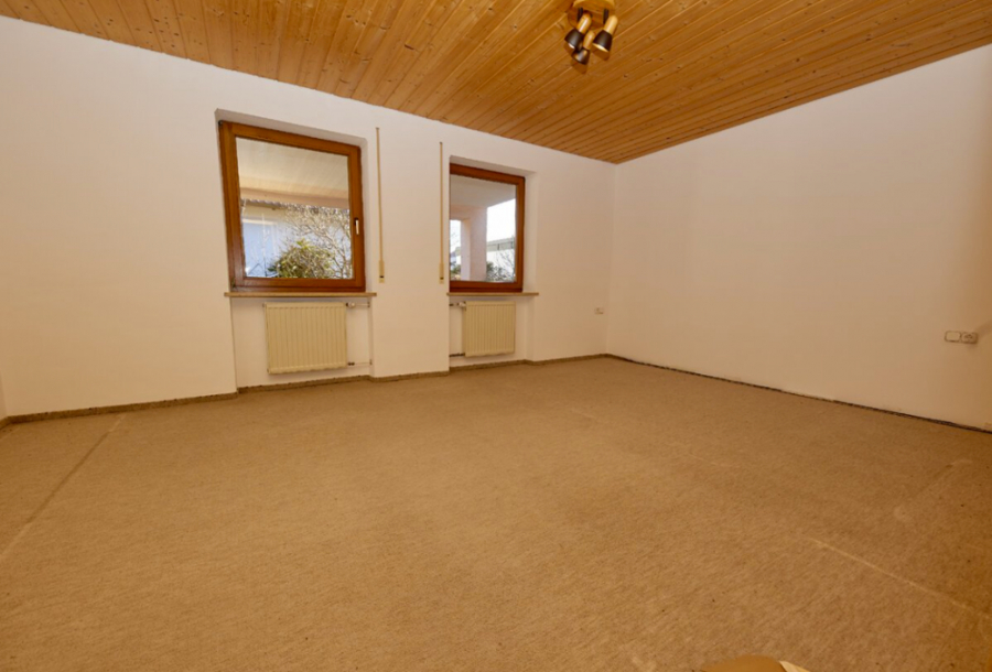 Arbeits- oder Schlafzimmer - KNIPFER IMMOBILIEN – Exklusives Zweifamilienhaus in sehr ruhiger Wohnlage von Lützelburg zum Kauf