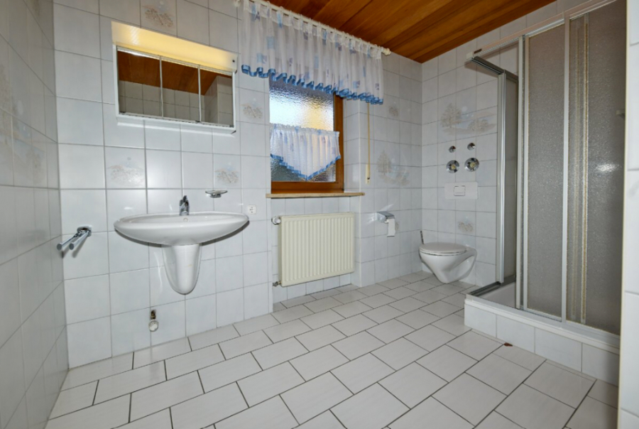 Bad mit Dusche - KNIPFER IMMOBILIEN – Exklusives Zweifamilienhaus in sehr ruhiger Wohnlage von Lützelburg zum Kauf