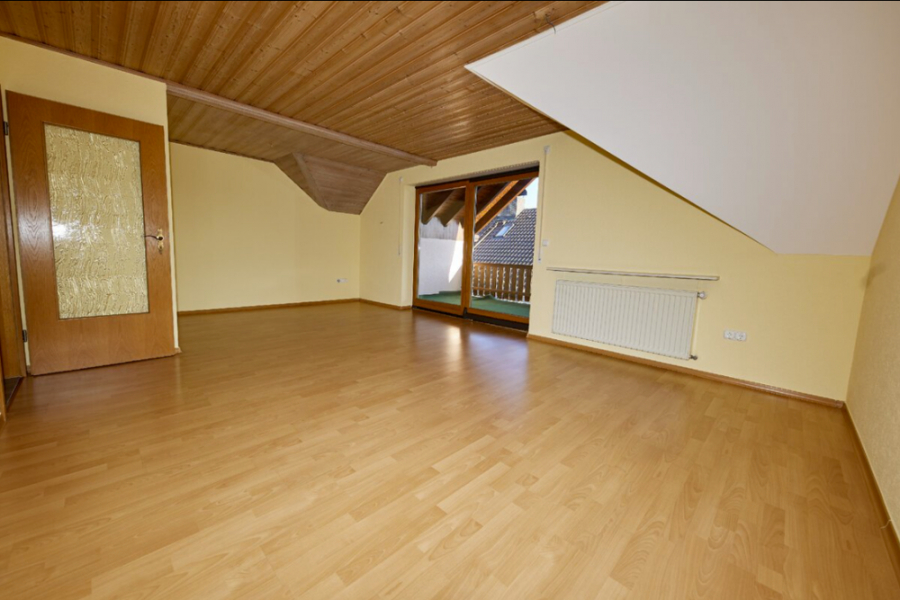 Wohnzimmer - KNIPFER IMMOBILIEN – Exklusives Zweifamilienhaus in sehr ruhiger Wohnlage von Lützelburg zum Kauf