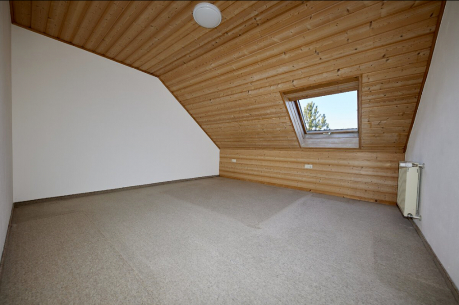 Arbeits- oder Schlafzimmer - KNIPFER IMMOBILIEN – Exklusives Zweifamilienhaus in sehr ruhiger Wohnlage von Lützelburg zum Kauf