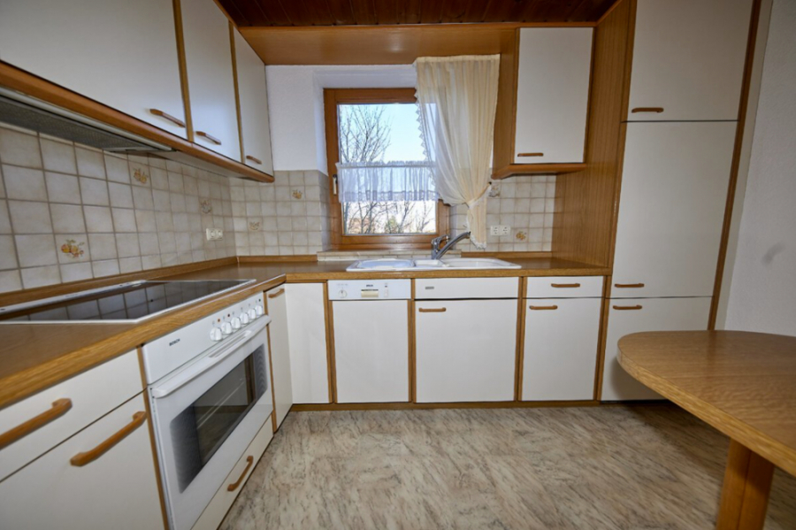 Küche - KNIPFER IMMOBILIEN – Exklusives Zweifamilienhaus in sehr ruhiger Wohnlage von Lützelburg zum Kauf