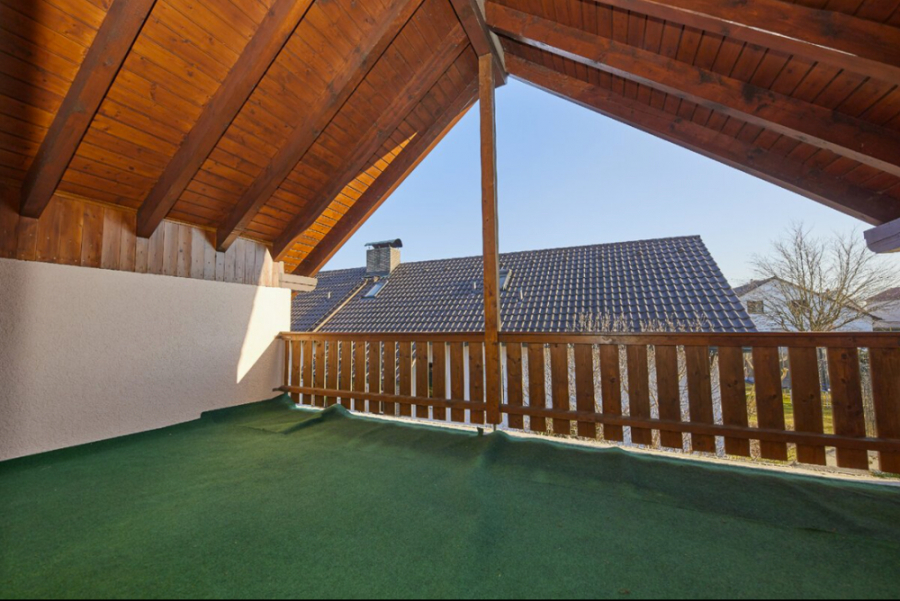 Loggia - KNIPFER IMMOBILIEN – Exklusives Zweifamilienhaus in sehr ruhiger Wohnlage von Lützelburg zum Kauf