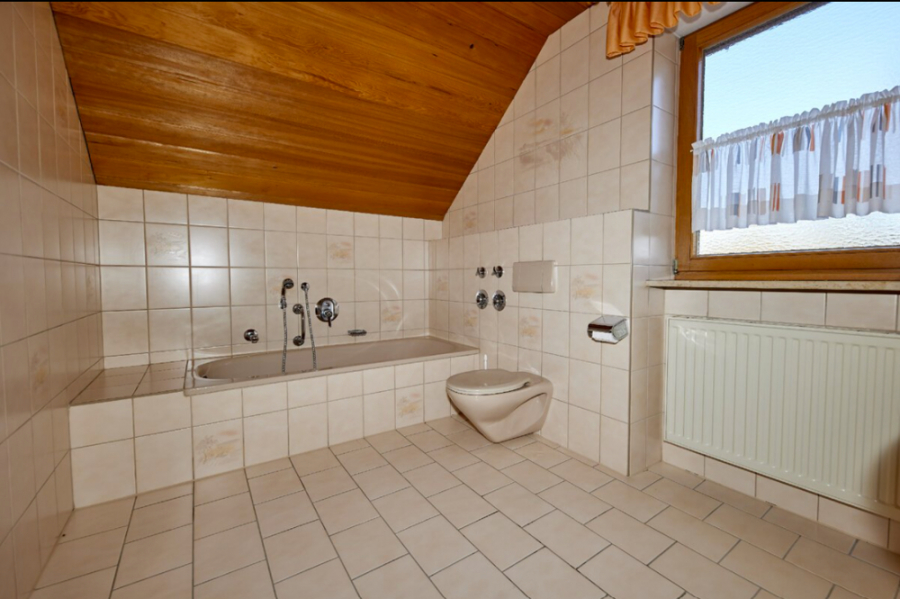 Bad mit Wanne - KNIPFER IMMOBILIEN – Exklusives Zweifamilienhaus in sehr ruhiger Wohnlage von Lützelburg zum Kauf