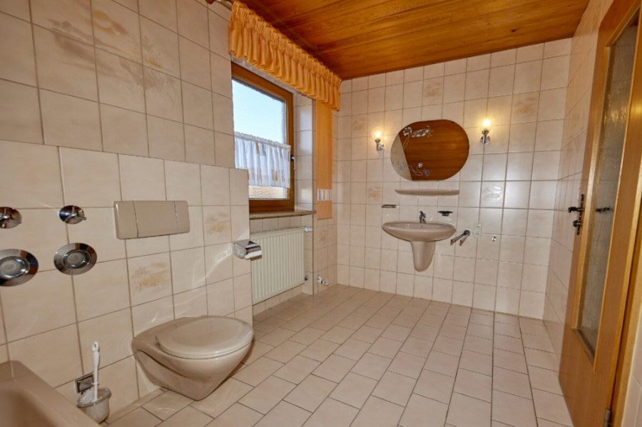 Bad mit Wanne - KNIPFER IMMOBILIEN – Exklusives Zweifamilienhaus in sehr ruhiger Wohnlage von Lützelburg zum Kauf