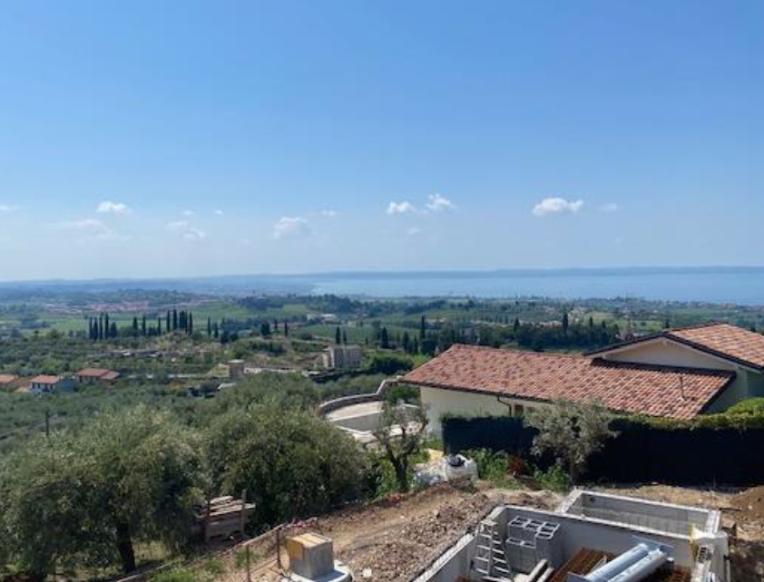 Seeblick - Neubau – Moderne Villa mit Pool und Seeblick nähe Bardolino zum Kauf