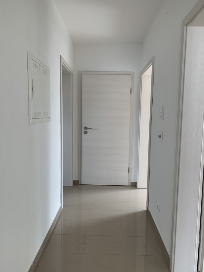 Flur - KNIPFER`S IMMOBILIENSCHÄTZE – Elegante Dachwohnung in sehr ruhiger Wohnlage zur Miete!
