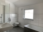 Bad mit Fenster - KNIPFER`S IMMOBILIENSCHÄTZE – Elegante Dachwohnung in sehr ruhiger Wohnlage zur Miete!