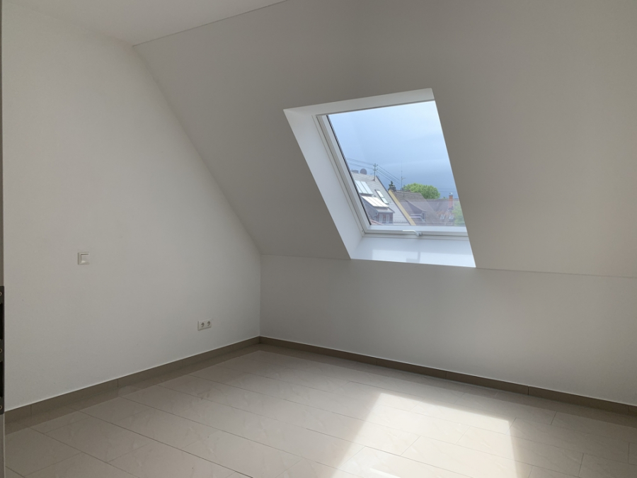 Büro - KNIPFER`S IMMOBILIENSCHÄTZE – Elegante Dachwohnung in sehr ruhiger Wohnlage zur Miete!