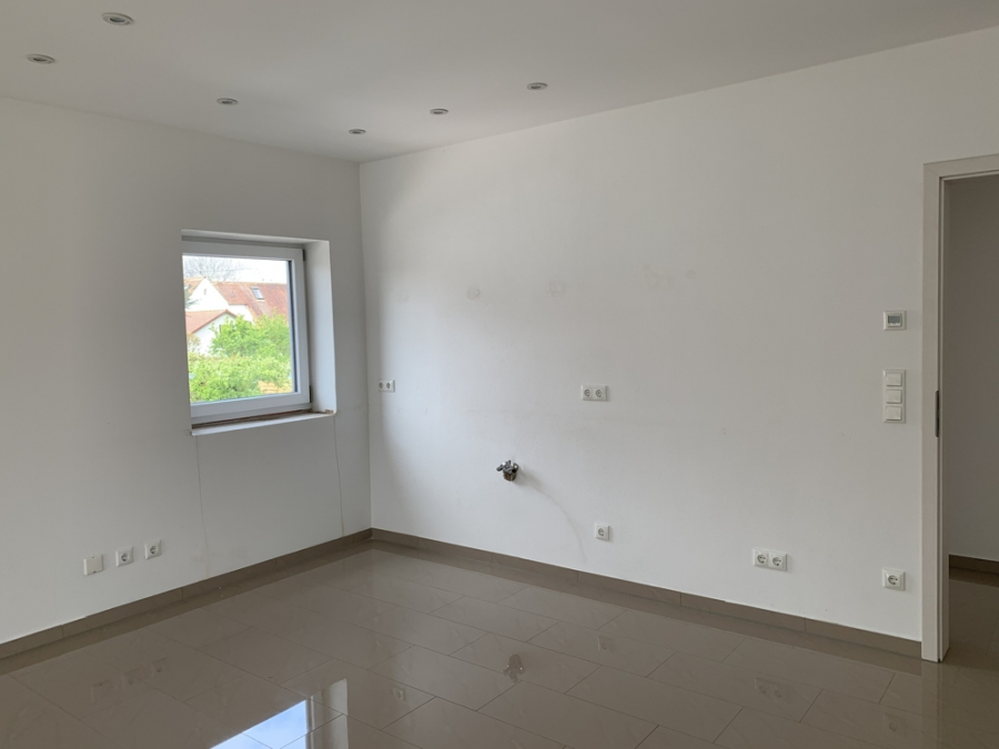 Anschluss Küche - KNIPFER`S IMMOBILIENSCHÄTZE – Elegante Dachwohnung in sehr ruhiger Wohnlage zur Miete!