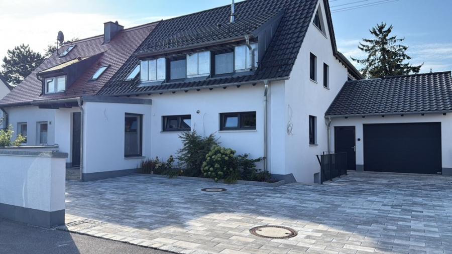 Hausansicht - KNIPFER`S IMMOBILIENSCHÄTZE – Elegante Dachwohnung in sehr ruhiger Wohnlage zur Miete!