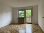KNIPFER IMMOBILIEN - Gepflegtes 3-Familienhaus in Diedorf-Hausen mit Doppelgarage zum Kauf - Schlafzimmer EG