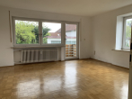 KNIPFER IMMOBILIEN - Gepflegtes 3-Familienhaus in Diedorf-Hausen mit Doppelgarage zum Kauf - Wohnzimmer EG
