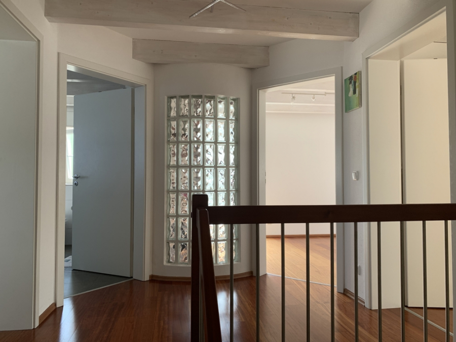 Bild - Ortsrandlage mit Feldblick & Sonne – Exklusive DHH mit Kamin & Whirlpool