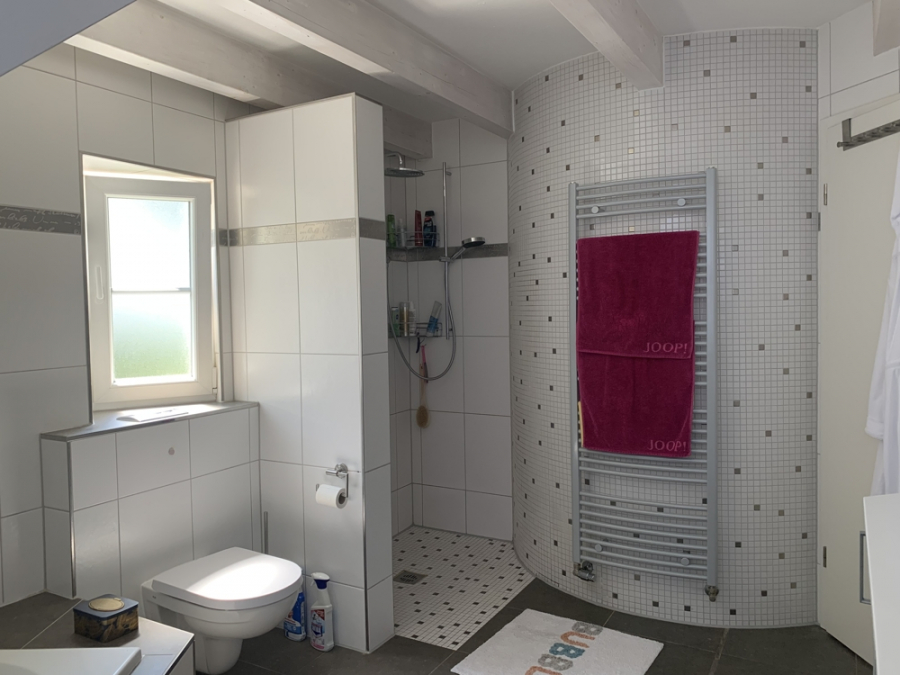 Bild - Ortsrandlage mit Feldblick & Sonne – Exklusive DHH mit Kamin & Whirlpool