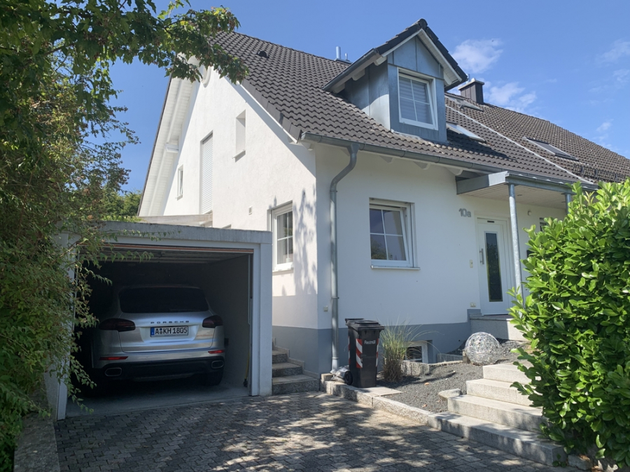 Bild - Ortsrandlage mit Feldblick & Sonne – Exklusive DHH mit Kamin & Whirlpool