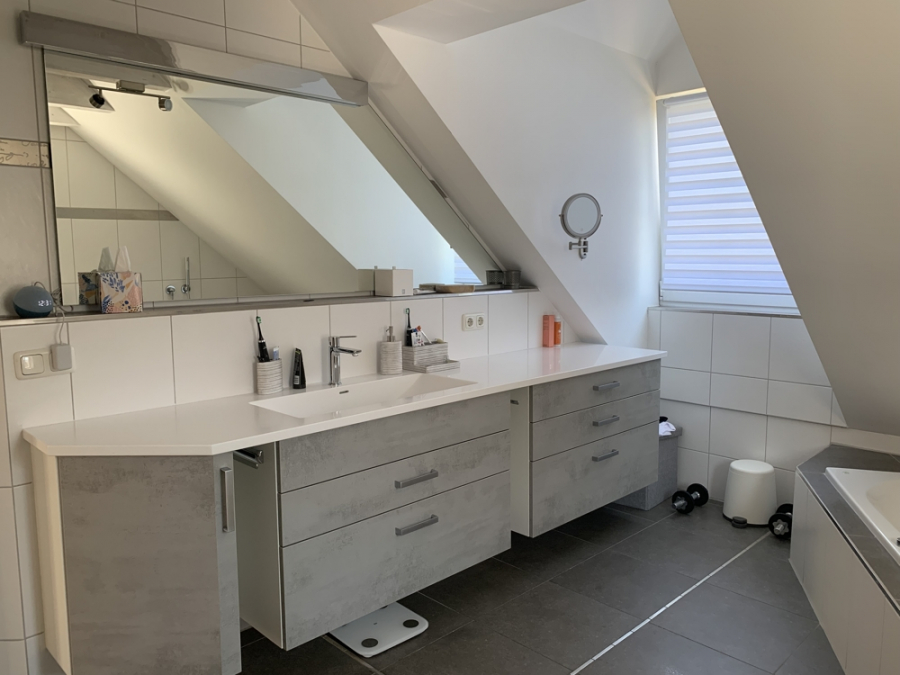 Bild - Ortsrandlage mit Feldblick & Sonne – Exklusive DHH mit Kamin & Whirlpool