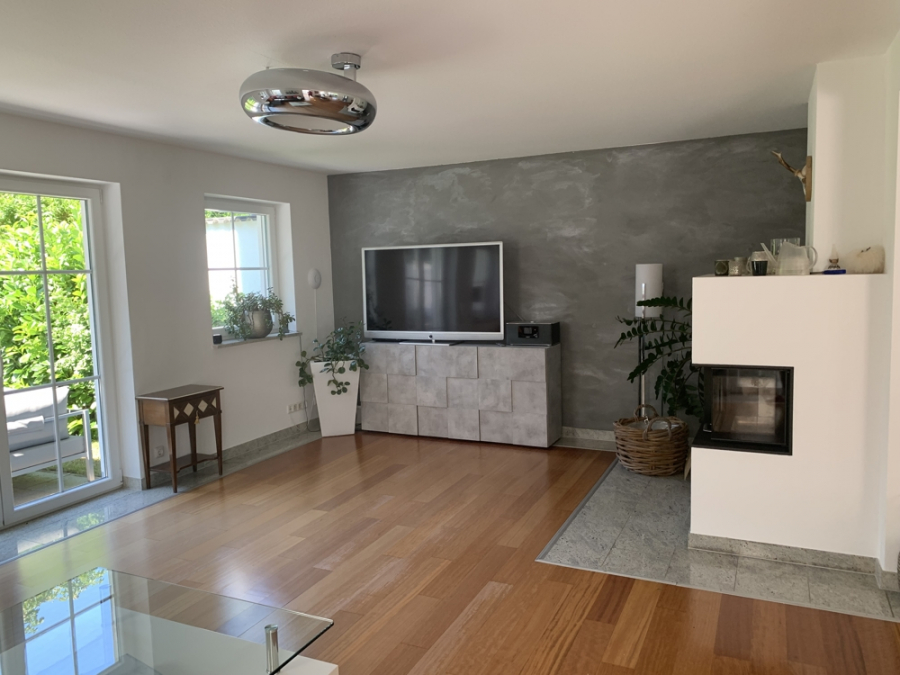 Bild - Ortsrandlage mit Feldblick & Sonne – Exklusive DHH mit Kamin & Whirlpool