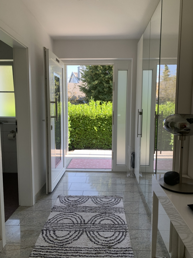 Bild - Ortsrandlage mit Feldblick & Sonne – Exklusive DHH mit Kamin & Whirlpool