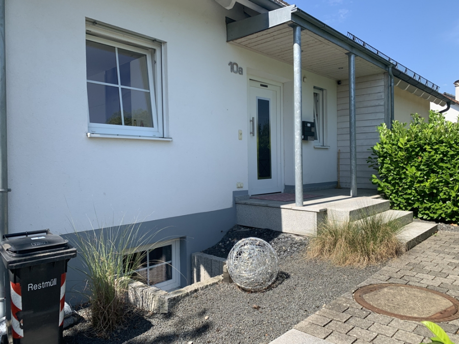 Bild - Ortsrandlage mit Feldblick & Sonne – Exklusive DHH mit Kamin & Whirlpool