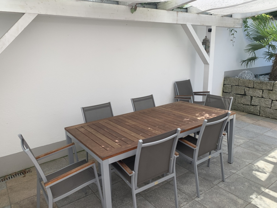 Bild - Ortsrandlage mit Feldblick & Sonne – Exklusive DHH mit Kamin & Whirlpool