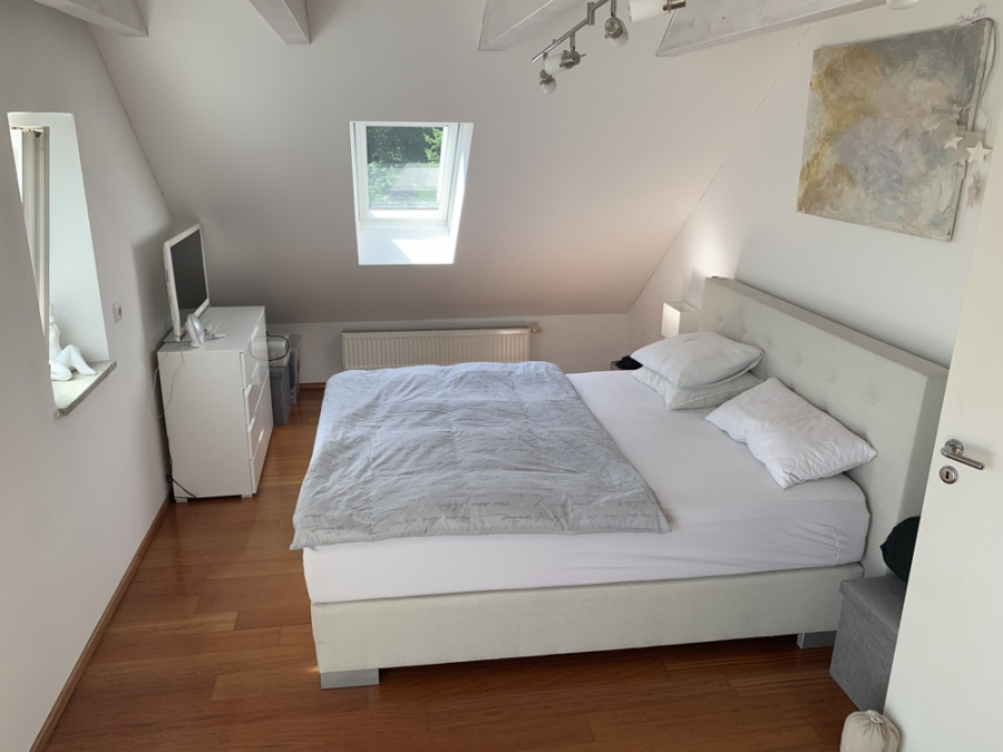 Bild - Ortsrandlage mit Feldblick & Sonne – Exklusive DHH mit Kamin & Whirlpool