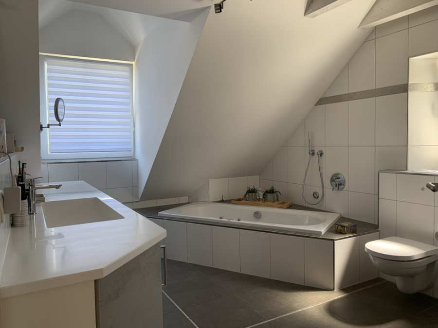 Bild - Ortsrandlage mit Feldblick & Sonne – Exklusive DHH mit Kamin & Whirlpool