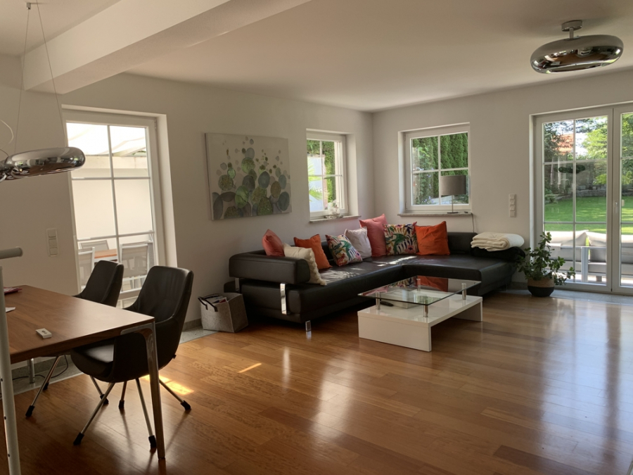 Bild - Ortsrandlage mit Feldblick & Sonne – Exklusive DHH mit Kamin & Whirlpool