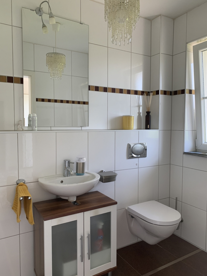 Bild - Ortsrandlage mit Feldblick & Sonne – Exklusive DHH mit Kamin & Whirlpool