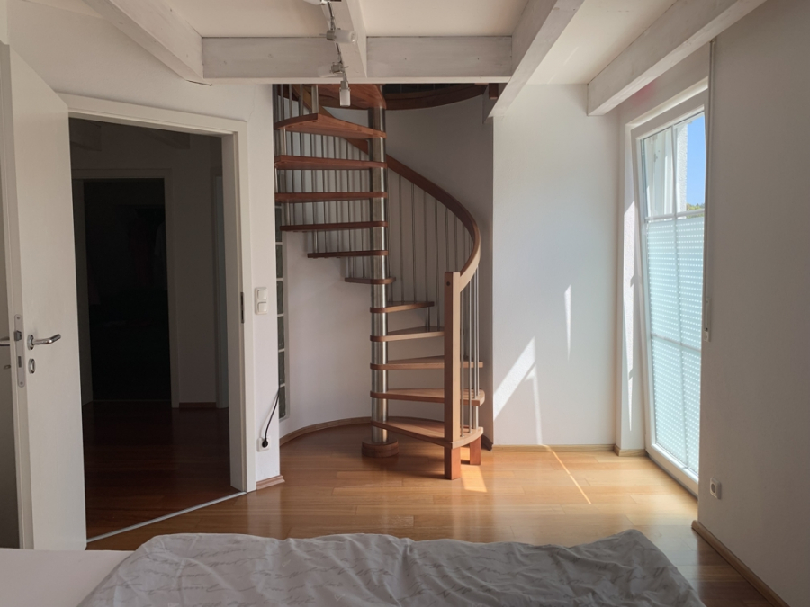 Bild - Ortsrandlage mit Feldblick & Sonne – Exklusive DHH mit Kamin & Whirlpool