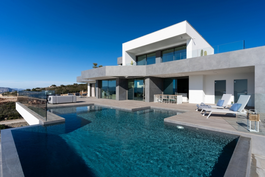 Bild - KNIPFER IMMOBILIEN – Moderne Luxusvilla mit Meerblick, Infinity-Pool, 4 Schlafzimmer, Gästeapartment