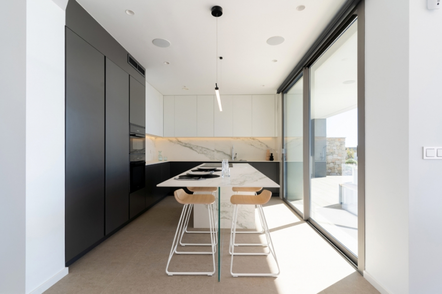 Bild - KNIPFER IMMOBILIEN – Moderne Luxusvilla mit Meerblick, Infinity-Pool, 4 Schlafzimmer, Gästeapartment