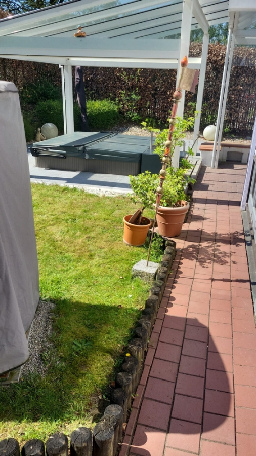 Freisitz - KNIPFER`S IMMOBILIENSCHÄTZE – TOP- Lage – DHH mit Anbau für Büro/Einliegerwohnung u. Außen-Whirlpool