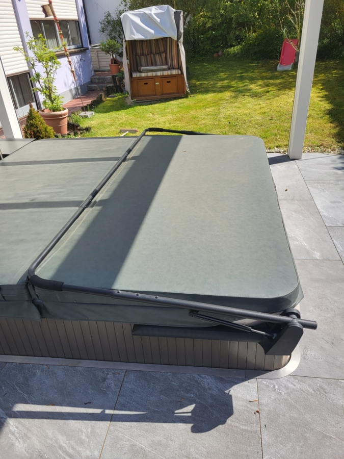 Whirlpool - KNIPFER`S IMMOBILIENSCHÄTZE – TOP- Lage – DHH mit Anbau für Büro/Einliegerwohnung u. Außen-Whirlpool