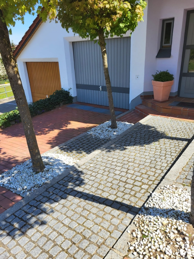 Einfahrt - KNIPFER`S IMMOBILIENSCHÄTZE – TOP- Lage – DHH mit Anbau für Büro/Einliegerwohnung u. Außen-Whirlpool