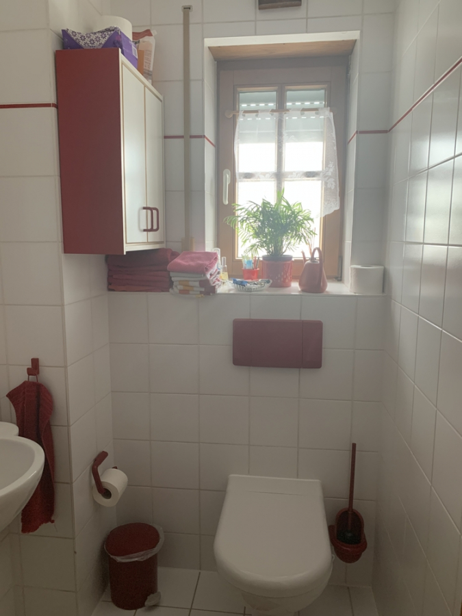Gäste-WC - KNIPFER`S IMMOBILIENSCHÄTZE – TOP- Lage – DHH mit Anbau für Büro/Einliegerwohnung u. Außen-Whirlpool