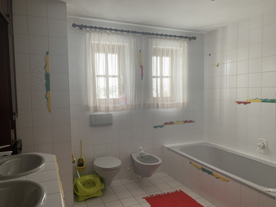 Bad im 1. OG - KNIPFER`S IMMOBILIENSCHÄTZE – TOP- Lage – DHH mit Anbau für Büro/Einliegerwohnung u. Außen-Whirlpool