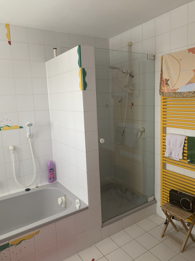 Bad im 1. OG - KNIPFER`S IMMOBILIENSCHÄTZE – TOP- Lage – DHH mit Anbau für Büro/Einliegerwohnung u. Außen-Whirlpool