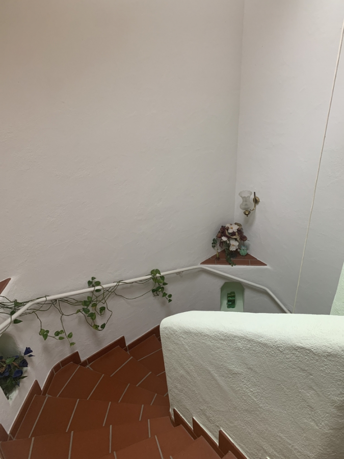 Treppe - KNIPFER`S IMMOBILIENSCHÄTZE – TOP- Lage – DHH mit Anbau für Büro/Einliegerwohnung u. Außen-Whirlpool