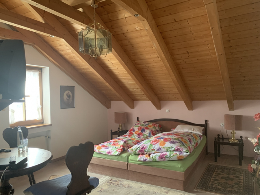 Schlafzimmer im DG - KNIPFER`S IMMOBILIENSCHÄTZE – TOP- Lage – DHH mit Anbau für Büro/Einliegerwohnung u. Außen-Whirlpool