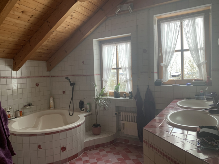 Bad im DG - KNIPFER`S IMMOBILIENSCHÄTZE – TOP- Lage – DHH mit Anbau für Büro/Einliegerwohnung u. Außen-Whirlpool