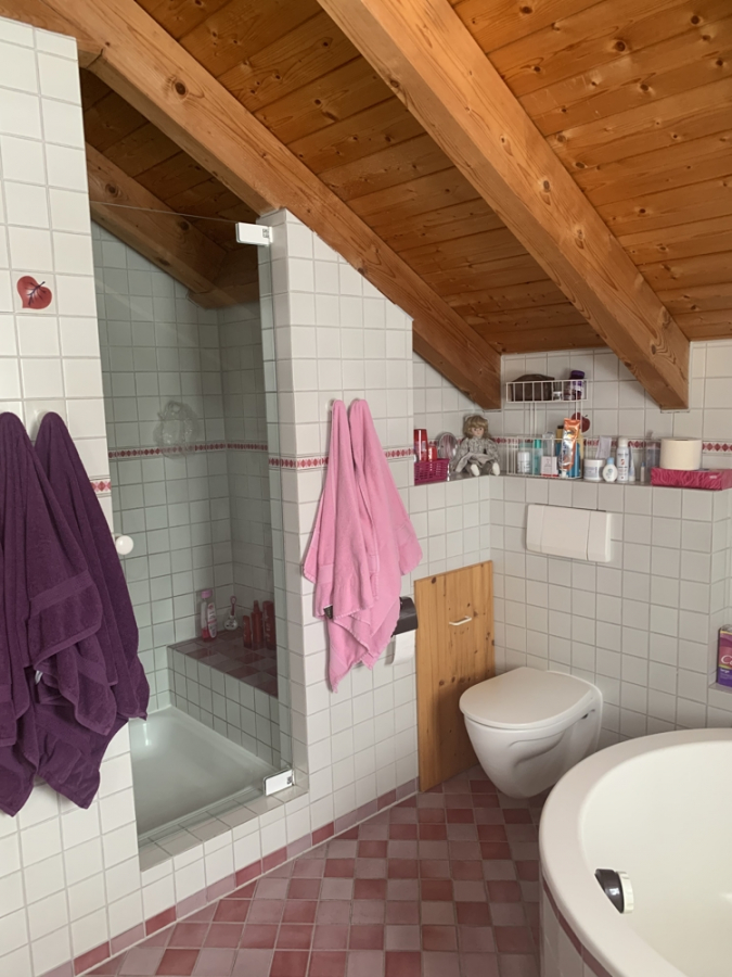 Bad im DG - KNIPFER`S IMMOBILIENSCHÄTZE – TOP- Lage – DHH mit Anbau für Büro/Einliegerwohnung u. Außen-Whirlpool