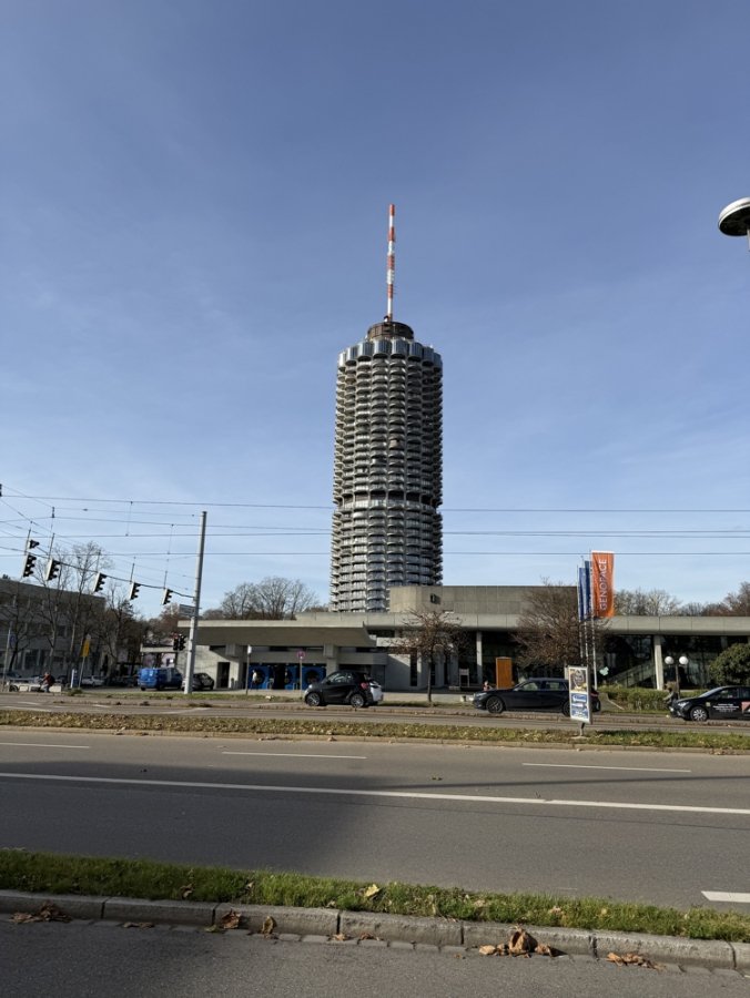 KNIPFER`S IMMOBILIENSCHÄTZE – Renovierungsbedürftiges Apartment im Hotelturm zum Kauf, 86159 Augsburg, Etagenwohnung