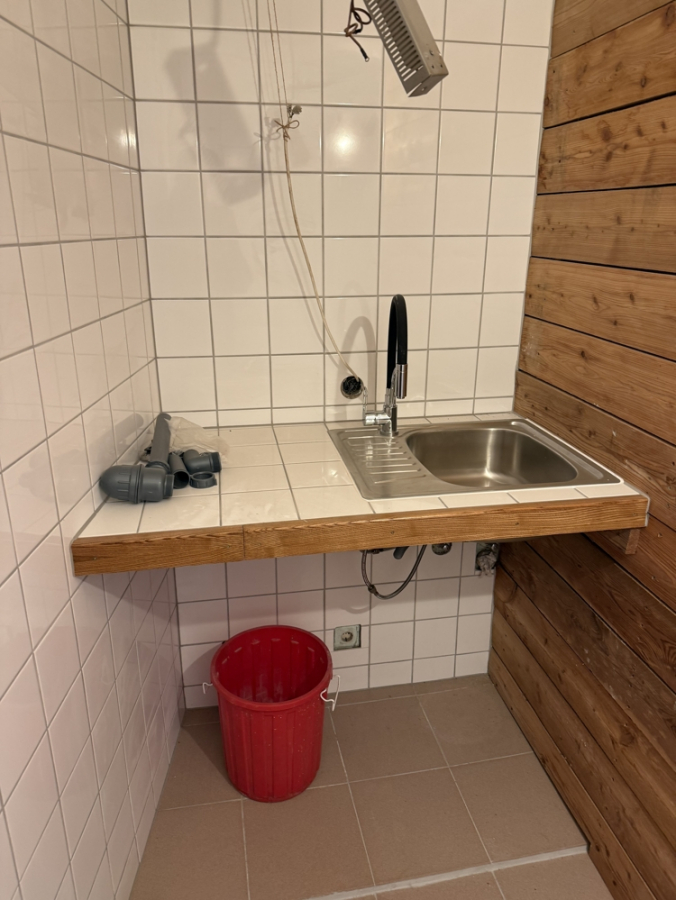 Bild - KNIPFER`S IMMOBILIENSCHÄTZE – Renovierungsbedürftiges Apartment im Hotelturm zum Kauf