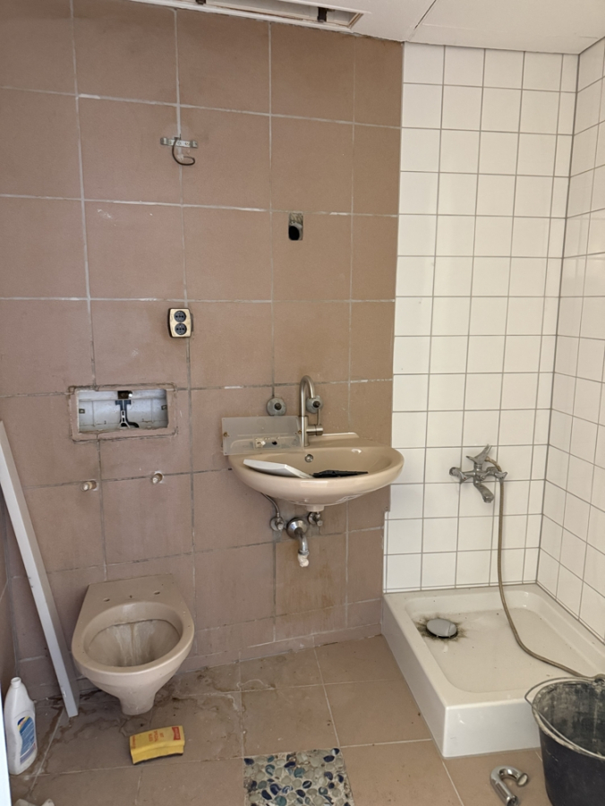 Bild - KNIPFER`S IMMOBILIENSCHÄTZE – Renovierungsbedürftiges Apartment im Hotelturm zum Kauf