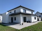 KNIPFER IMMOBILIEN - Erstbezug - Modernes Einfamilienhaus mit schönem Garten, Wallbox und PV-Anlage! - Hausansicht