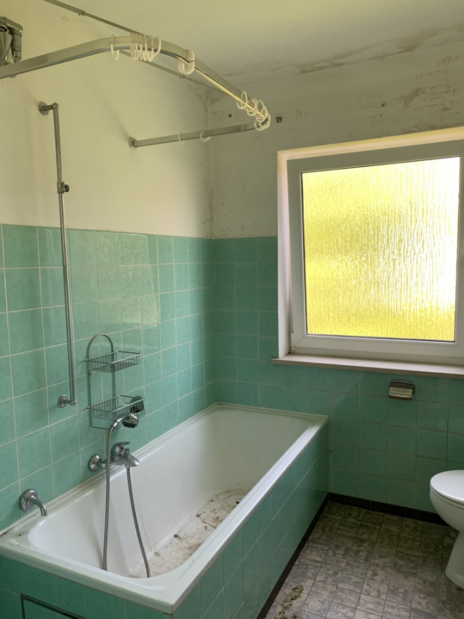 Bad OG - KNIPFER`S IMMOBILIENSCHÄTZE – Renovierungsbedürftiges Zweifamilienhaus in Augsburg-Hochzoll zum Kauf