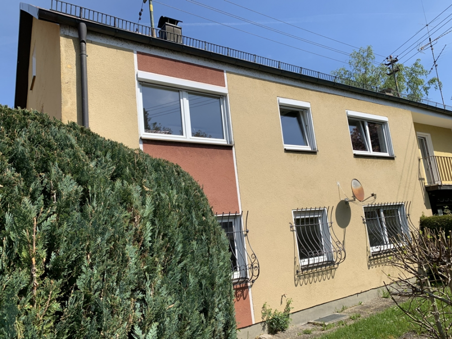 Bild - KNIPFER`S IMMOBILIENSCHÄTZE – Renovierungsbedürftiges Zweifamilienhaus in Augsburg-Hochzoll zum Kauf