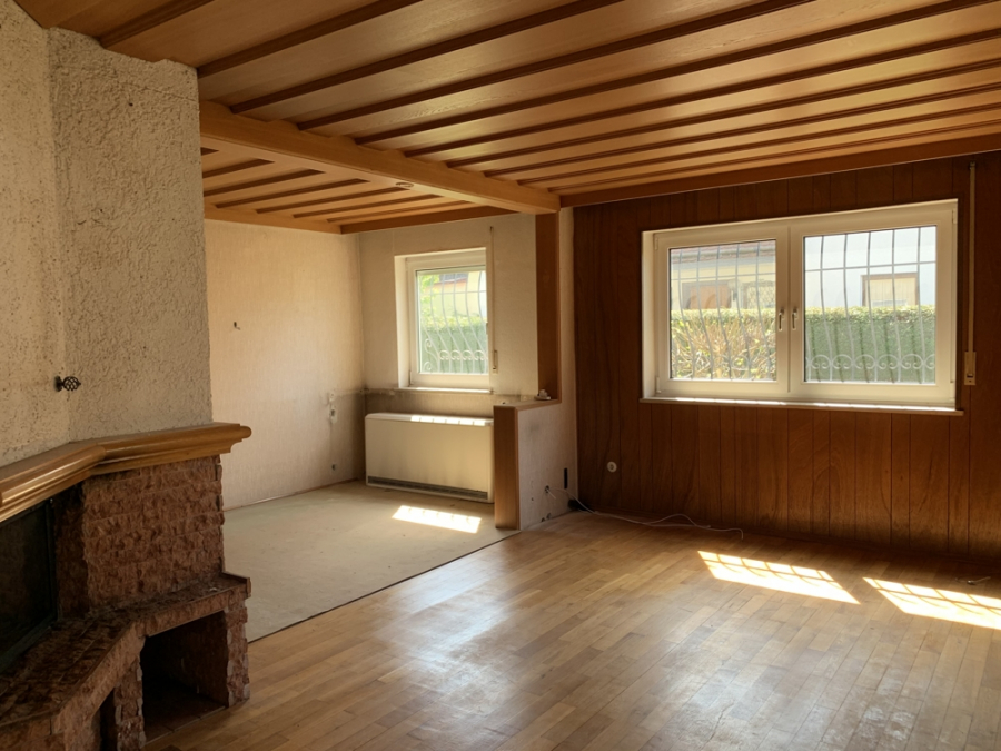 Wohnzimmer EG - KNIPFER`S IMMOBILIENSCHÄTZE – Renovierungsbedürftiges Zweifamilienhaus in Augsburg-Hochzoll zum Kauf