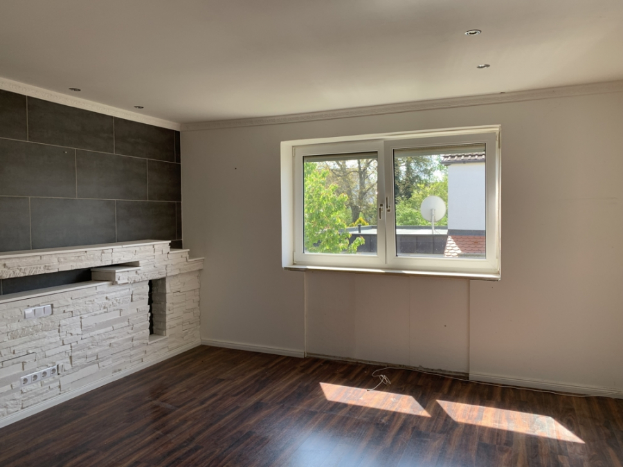 Schlafzimmer OG - KNIPFER`S IMMOBILIENSCHÄTZE – Renovierungsbedürftiges Zweifamilienhaus in Augsburg-Hochzoll zum Kauf