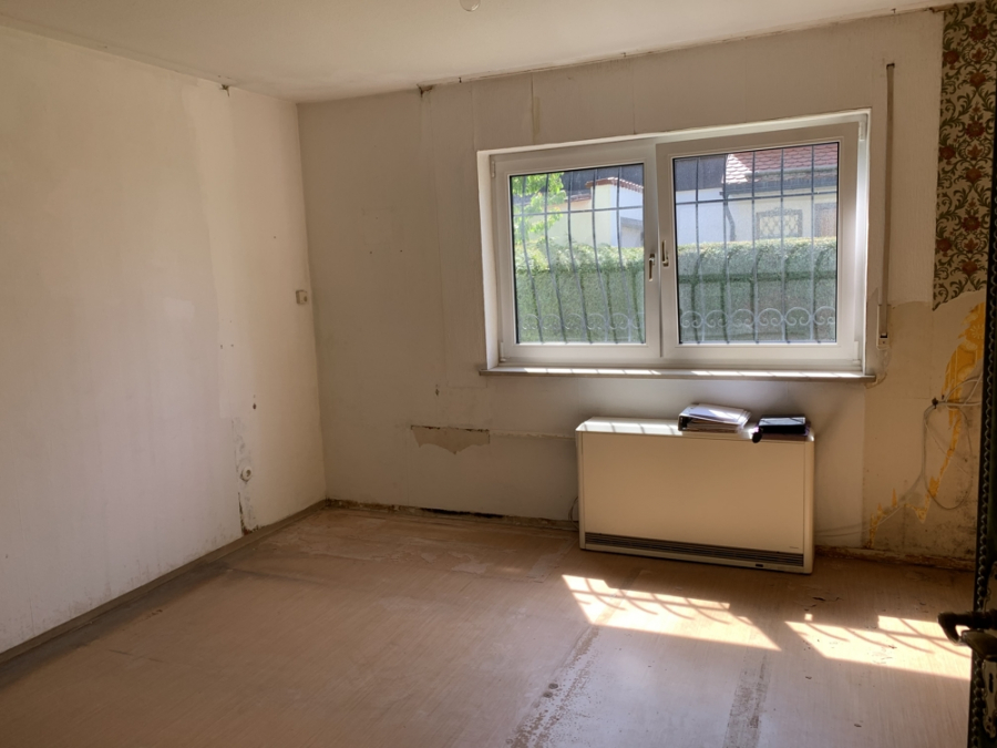 Schlafzimmer EG - KNIPFER`S IMMOBILIENSCHÄTZE – Renovierungsbedürftiges Zweifamilienhaus in Augsburg-Hochzoll zum Kauf